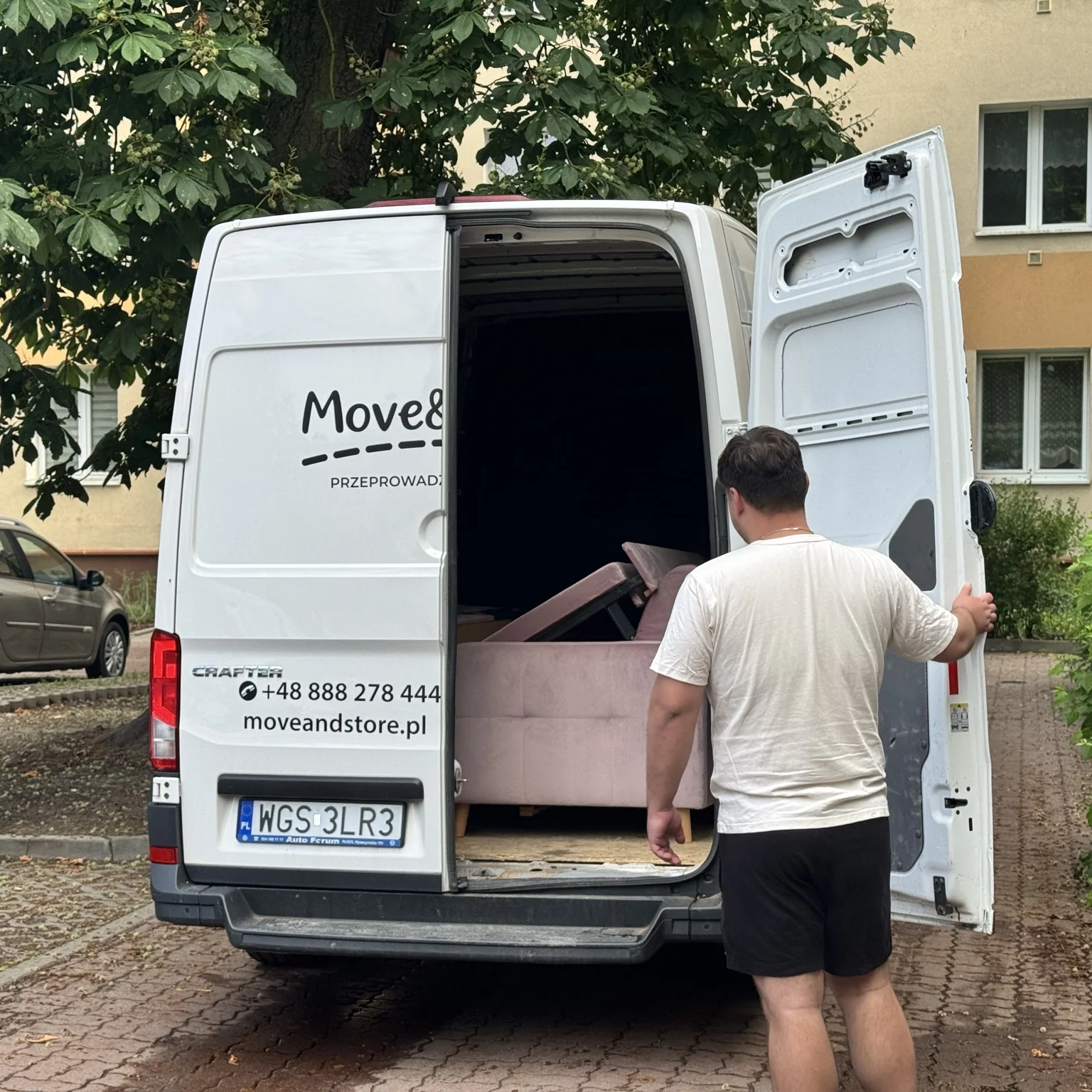 Załadunek mebli do samochodu Move&Store