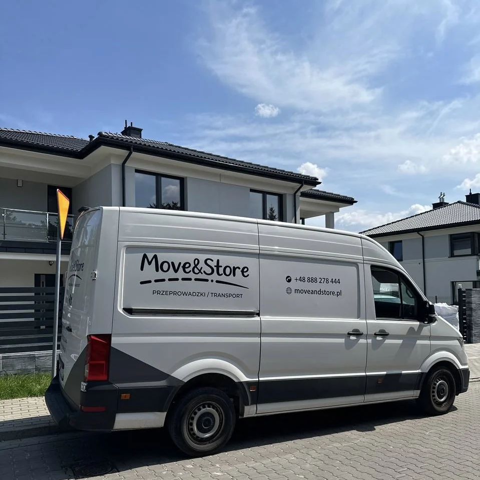 Samochód Move&Store przy miejscu realizacji zlecenia